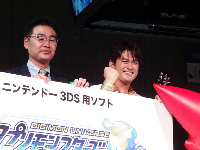 「デジモンユニバース アプリモンスターズ」（アプモン）記念ステージに登壇したAMEMIYA《撮影 大野雅人（Gazin Airlines）》