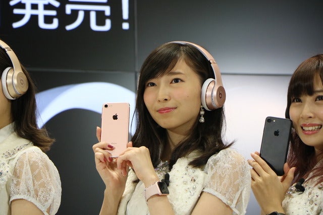 Beats Solo3 Wirelessのローズゴールドを着用する大矢真那（2016年9月16日）撮影：山本有莉