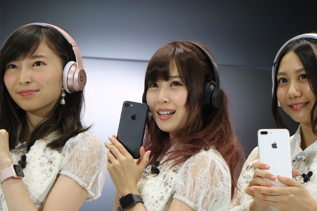 Beats Solo3 Wirelessのブラックを着用する高柳明音（中央/2016年9月16日）撮影：山本有莉