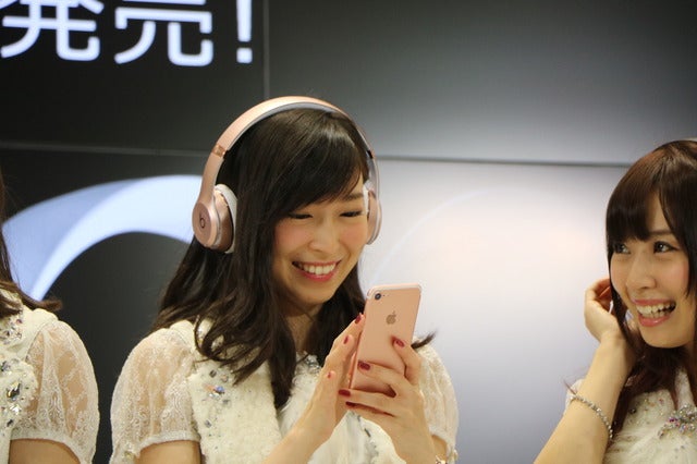 SKE48楽曲『ハッピーランキング』を試聴中の大矢真那（2016年9月16日）撮影：山本有莉