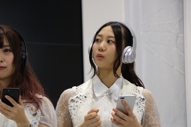 Beats Solo3 Wirelessのシルバーを着用する古畑奈和（2016年9月16日）撮影：山本有莉