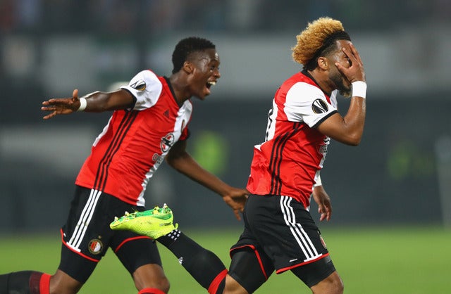 トニー・ヴィリェナ（右）がシュートを決める（2016年9月15日）(c) Getty Images