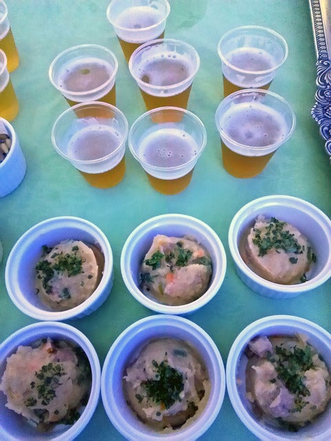 グーデンカロルス・トリプルとソーセージ、インゲン入りのストゥンプ（ベルギー風マッシュポテト）撮影＝山口和幸