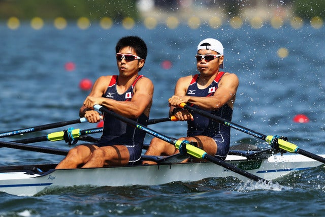 リオデジャネイロ五輪ボート軽量級ダブルスカル日本代表の大元英照（左）と中野紘志（2016年8月8日）(c) Getty Images