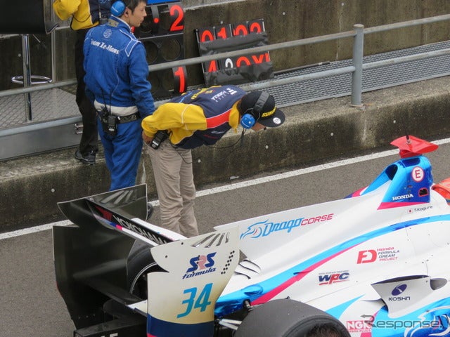 練習走行中、他チームのマシンも観察する脇阪コーチ。撮影:遠藤俊幸