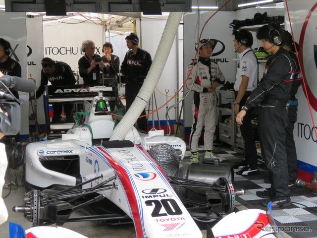 マシンに乗りこむ前にスタッフと打ち合わせする関口。撮影：遠藤俊幸