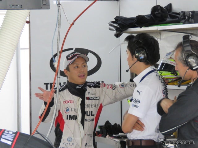 マシンに乗りこむ前にスタッフと打ち合わせする関口。撮影：遠藤俊幸