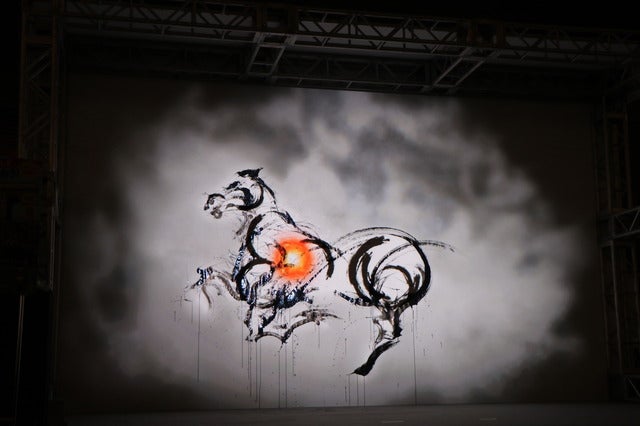 【動画】墨絵と映像のコラボレーション！墨絵士が凱旋門賞に挑むマカヒキを描く撮影：山本有莉