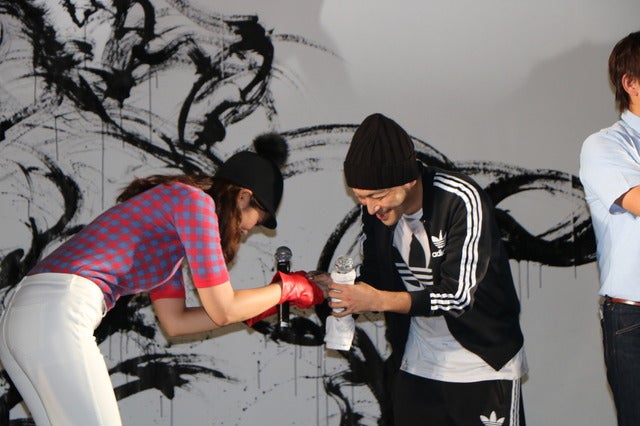 【動画】墨絵と映像のコラボレーション！墨絵士が凱旋門賞に挑むマカヒキを描く撮影：山本有莉