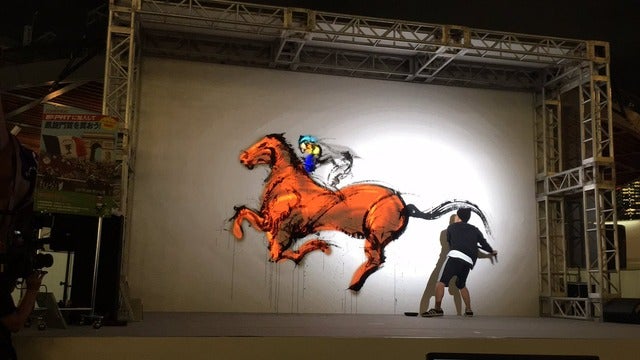 【動画】墨絵と映像のコラボレーション！墨絵士が凱旋門賞に挑むマカヒキを描く撮影：山本有莉