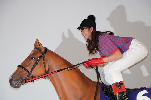 凱旋門賞Live Paint～墨絵士×透明人間～に登壇した稲村亜美（2016年9月27日）撮影：山本有莉