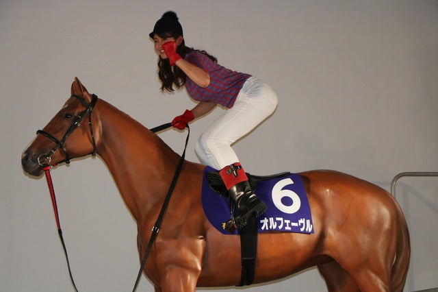 凱旋門賞Live Paint～墨絵士×透明人間～に登壇した稲村亜美（2016年9月27日）撮影：山本有莉