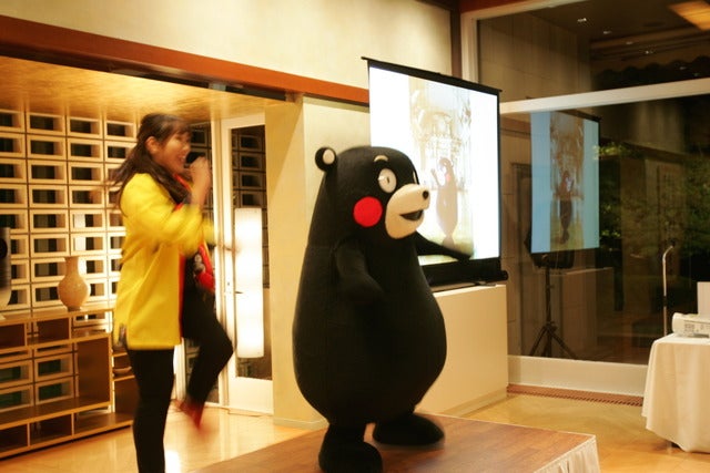 ティエリー・ダナ駐日大使ら出席者の前で「ハッピーくまモン・フランス語バージョン」の歌に合わせて得意のダンスを披露撮影：山口和幸