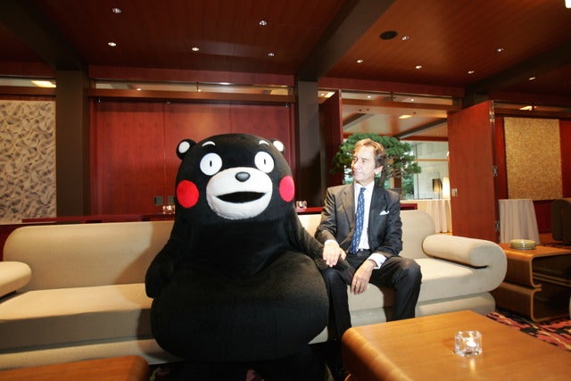 フランス大使公邸内のソファで歓談するくまモン(左)とダナ駐日フランス大使撮影:山口和幸