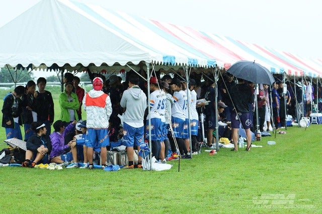 雷の為中断。選手はテントへ提供：日本フライングディスク協会