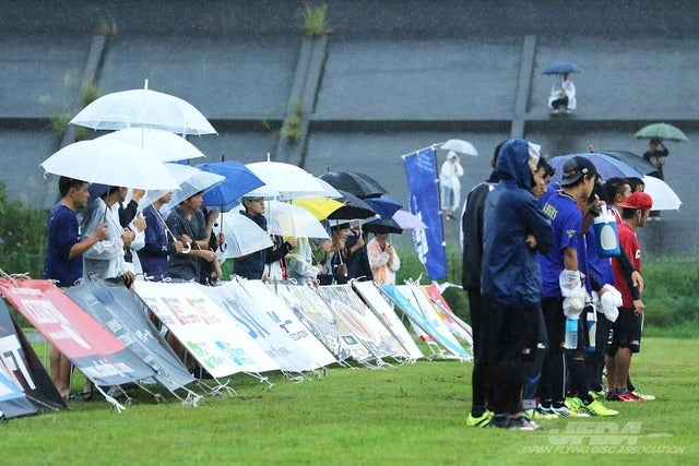 観戦者も傘を差して見守る提供：日本フライングディスク協会