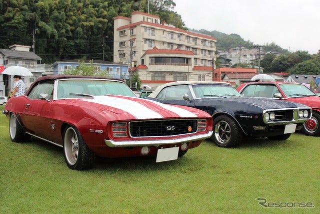 シボレー カマロRS SSコンバーチブル(左)、ポンティアック ファイアーバード（右）《撮影 内田俊一》