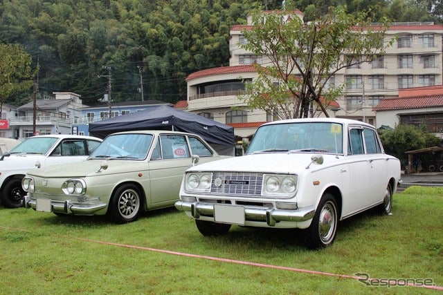 日野 コンテッサ1300クーペ(左)、トヨペット コロナ(右)《撮影 内田俊一》