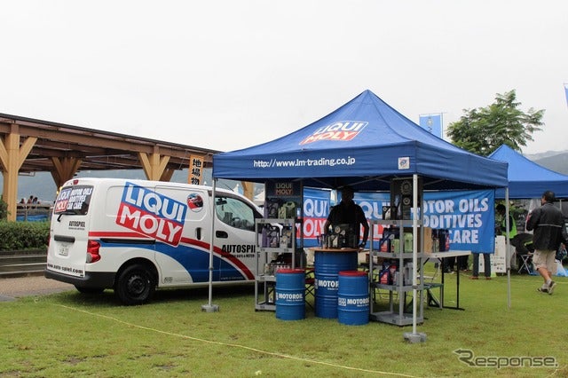 様々な自動車関連ショップも出店。こちらはリキモリオイル《撮影 内田俊一》