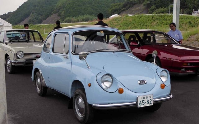 懐かしいスバル 360 に試乗！---高度成長期に家族の足となった理由がわかった