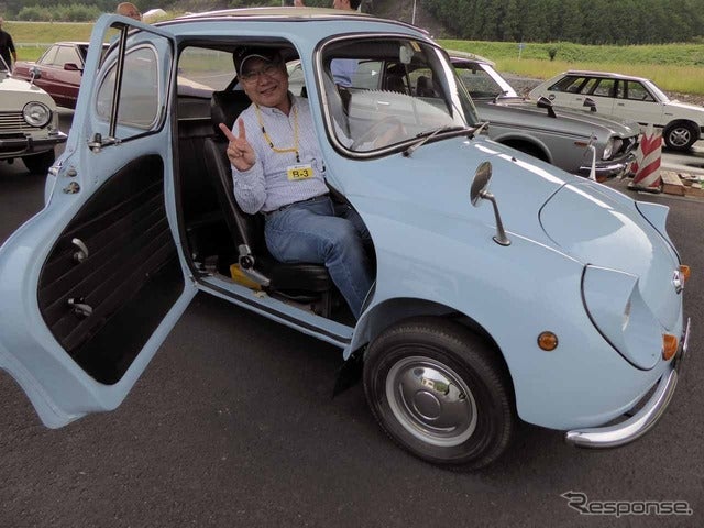 窮屈なように見えるが、前席は大人二人が並んでも余裕がある