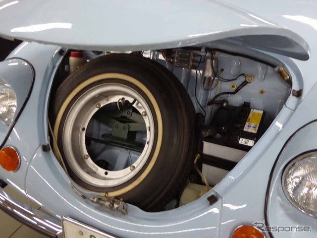 スペアタイヤはフロントボンネット内に収められている