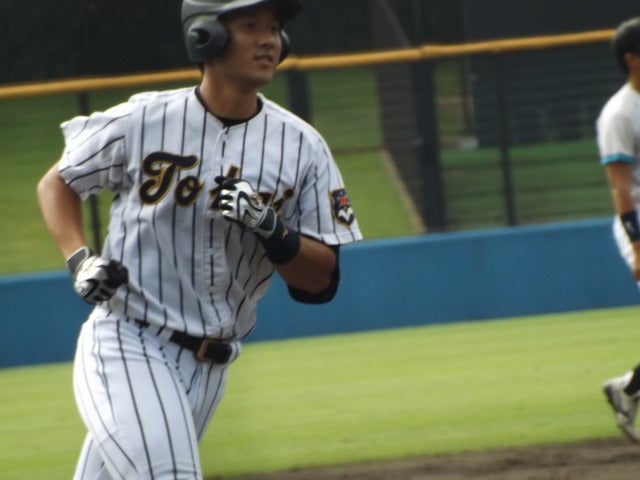 本塁打して、三塁ベースを回ってホームへ向かう東海大・森下君（4年・東海大相模）