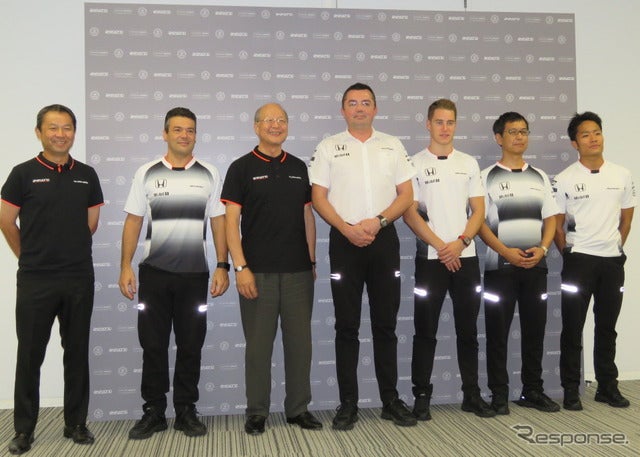 左から曙の根岸常務、マクラーレンのクーパー氏、曙の信元社長、マクラーレンのブーリエ氏、来季レギュラーのバンドーン選手、今井シニアエンジニア、テストドライバーでGP2参戦中の松下信治選手。撮影：遠藤俊幸