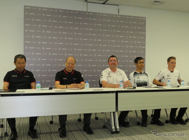 左から根岸常務、信元社長、ブーリエ氏、今井シニアエンジニア、バンドーン選手。撮影：遠藤俊幸