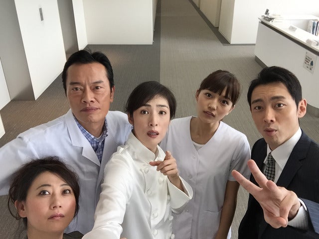 アメーバ「秋ドラマ密着編集部ブログ」より。左から、友近、遠藤憲一、天海祐希、川口春奈、小泉孝太郎