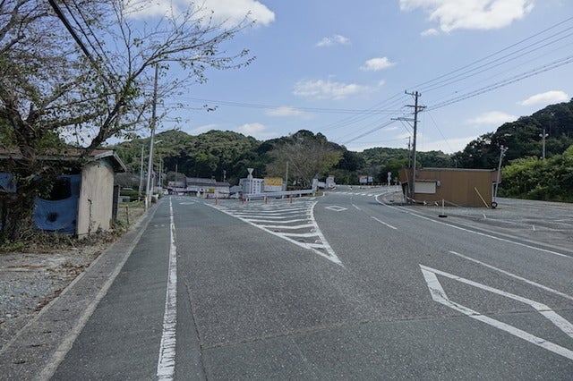 遠州の名刹、法多山尊永寺の参道入口。ここからが小笠山の肩を越える山岳区間となる