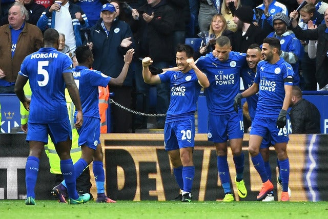 岡崎慎司（中央）がゴールを決める（2016年10月22日）(c) Getty Images