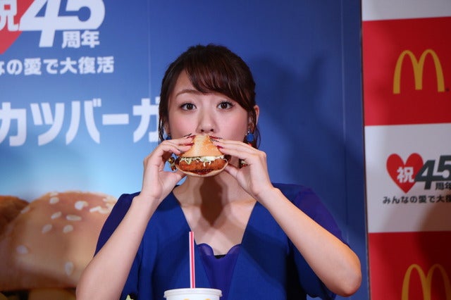 日本マクドナルド45周年記念復活商品第3弾発表会に登壇した高橋みなみ（2016年10月26日）撮影：山本有莉