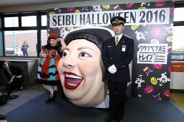 渡辺直美、ラッピング電車でハロウィンパフォーマンスを披露