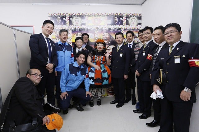 渡辺直美、ラッピング電車でハロウィンパフォーマンスを披露