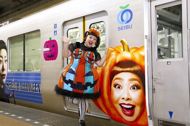 渡辺直美、ラッピング電車でハロウィンパフォーマンスを披露