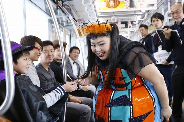 渡辺直美、ラッピング電車でハロウィンパフォーマンスを披露