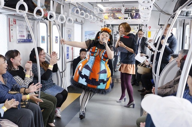 渡辺直美、ラッピング電車でハロウィンパフォーマンスを披露
