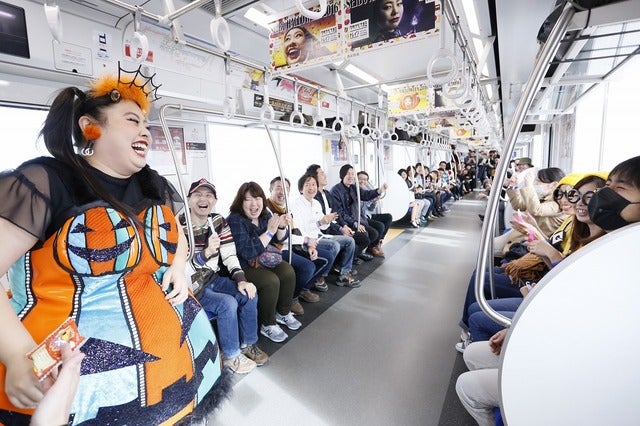 渡辺直美、ラッピング電車でハロウィンパフォーマンスを披露