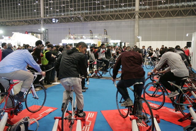 市場前にスポーツバイクの乗り方をアドバイスするコーナーもある撮影：山口和幸