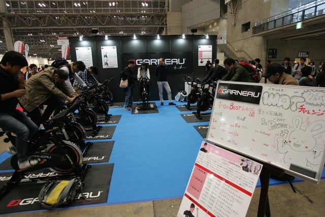 車輪回転が静かでスムーズな固定式ローラー台も撮影：山口和幸