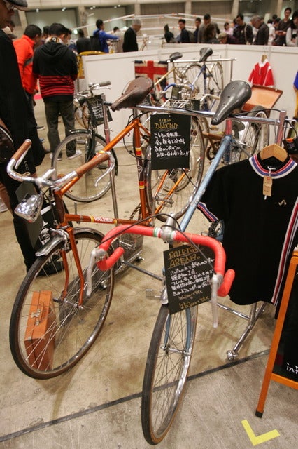 最新ギアの隣にはビンテージバイクのコーナーも新設された撮影:山口和幸