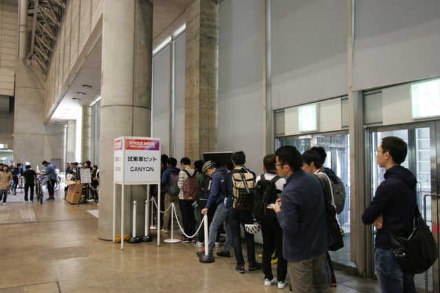 会場は試乗を待つ長い行列が撮影:山口和幸