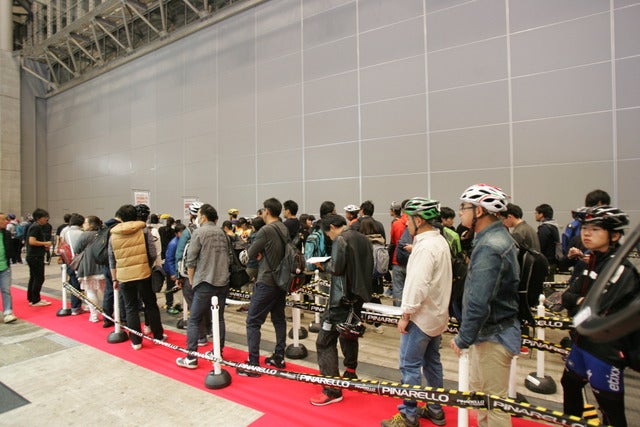 会場は試乗を待つ長い行列が撮影:山口和幸