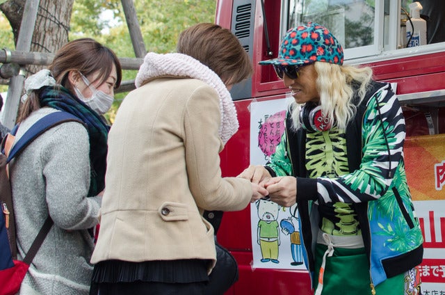 DJ KOO、まかない飯に「あ～ん♪」…東京・中野で『an まかないフェス』開催撮影：五味渕秀行