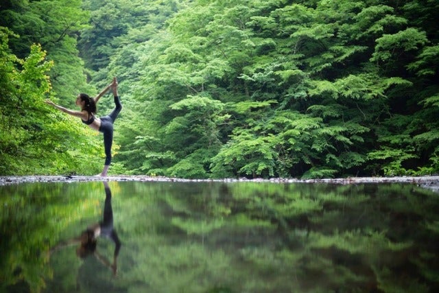 自宅でヨガができるレッスンサイト「+RoomYOGA」オープン