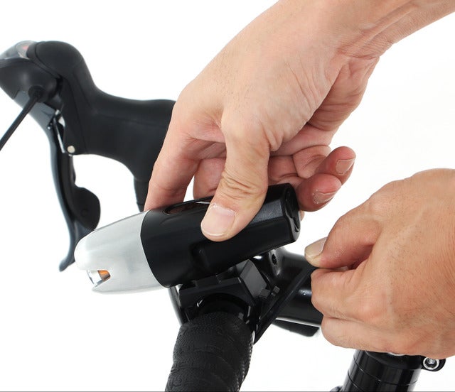 タッチパネル搭載の自転車用ライト「フリックフラッシュ800」