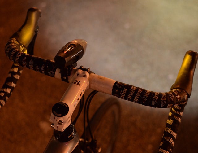 タッチパネル搭載の自転車用ライト「フリックフラッシュ800」