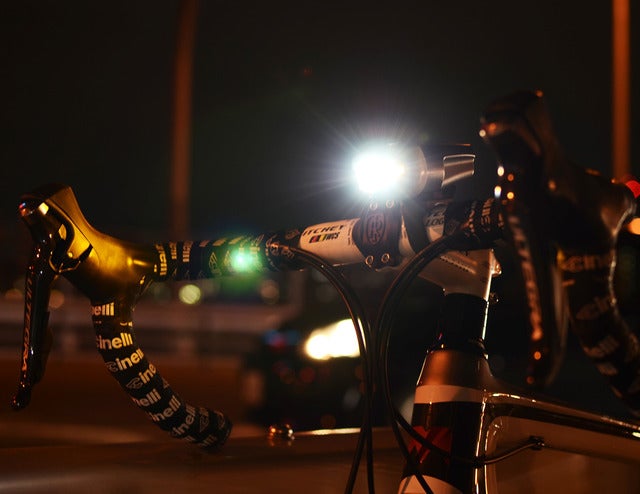 タッチパネル搭載の自転車用ライト「フリックフラッシュ800」