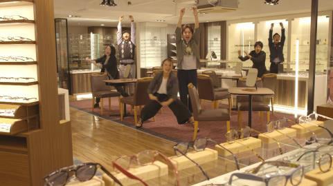 広島の街や広島弁の歌詞が登場「メガネの田中」ブランドムービー公開